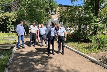 Александр Трубников помог отремонтировать детсад № 143